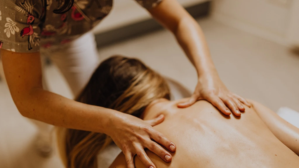 Avslappnande massage behandling av rygg i lugn miljö