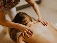 Avslappnande massage behandling av rygg i lugn miljö