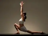 Yogautövare i elegant yogaposition med fokus på flexibilitet och balans